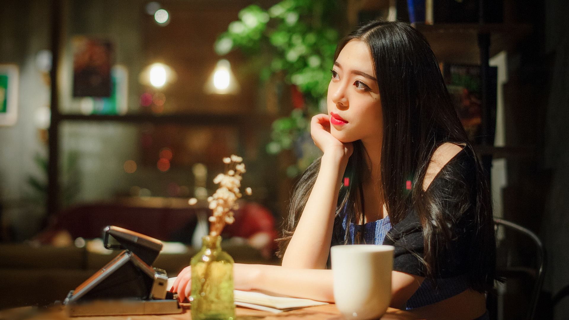安静的长发美女桌面高清壁纸
