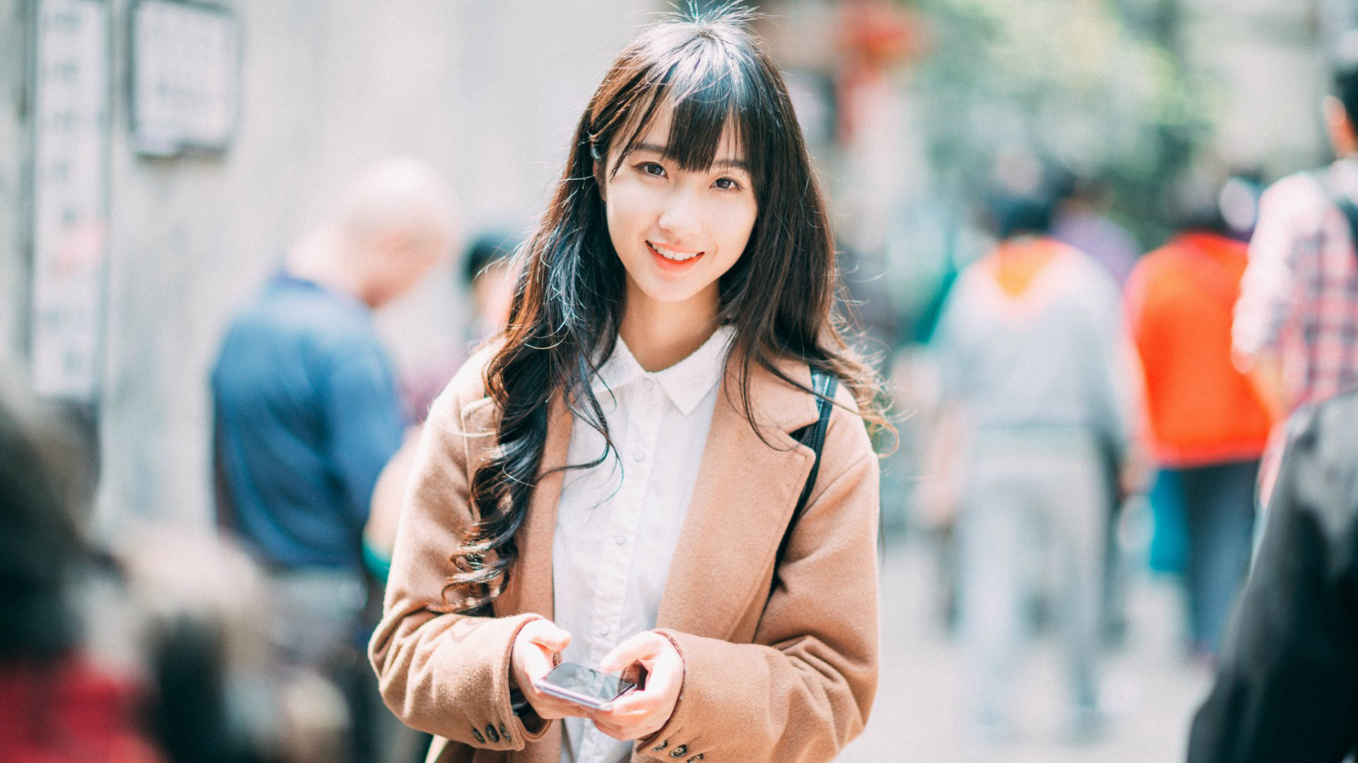 街上美女图片，清纯美女，文艺，微笑，美丽的笑容，美女高清壁纸
