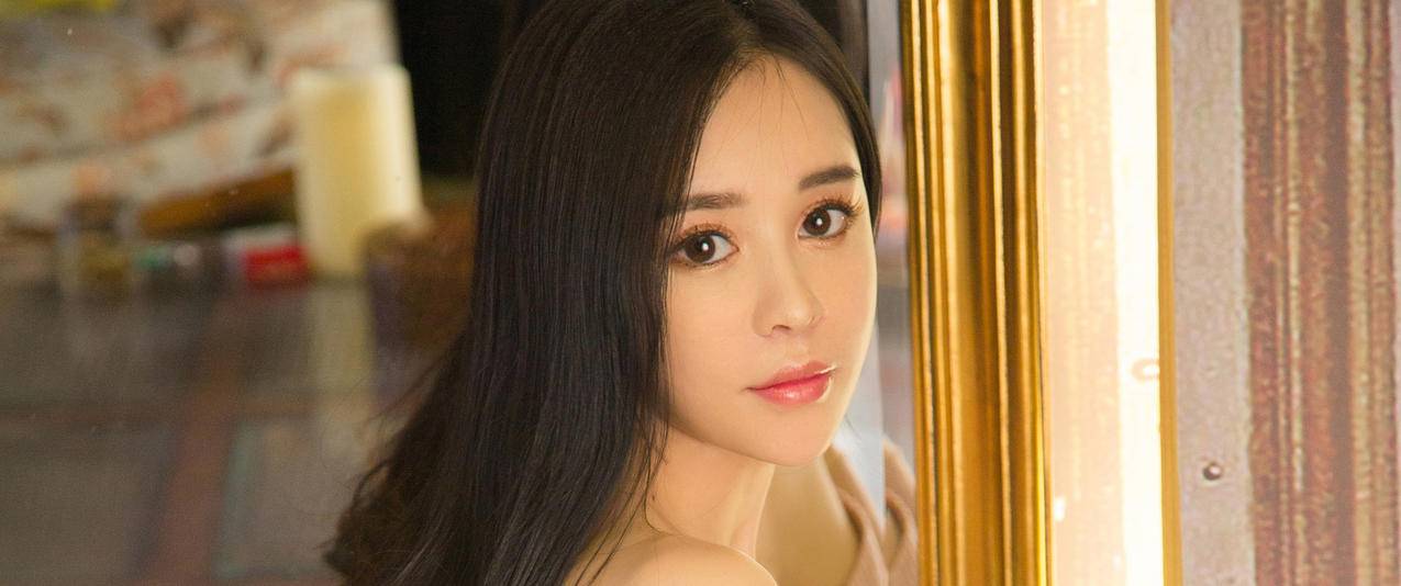 杜小雨长发养眼美女模特带鱼屏高清壁纸
