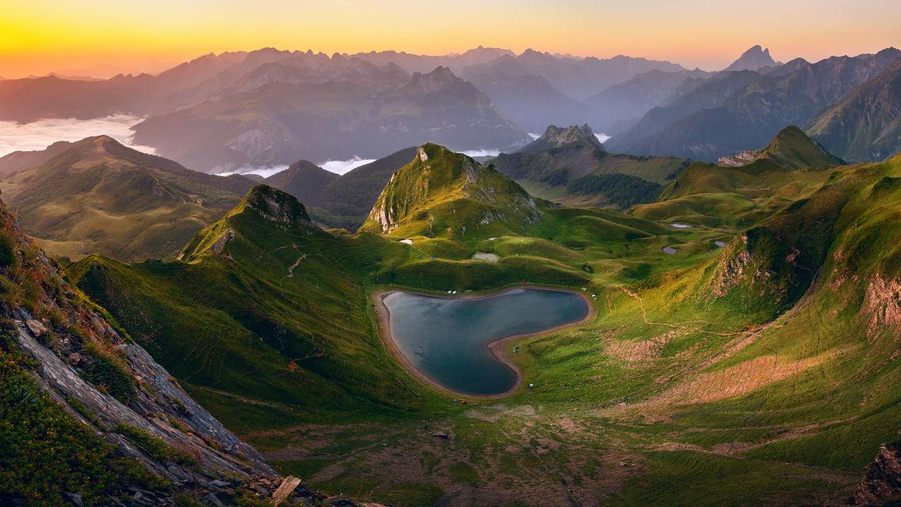 4k 超清 风景 山谷 心形小湖 蒙塔尼翁湖 电脑高清壁纸 3840x2160