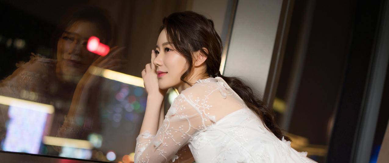江琴长发白色裙子美女带鱼屏高清壁纸