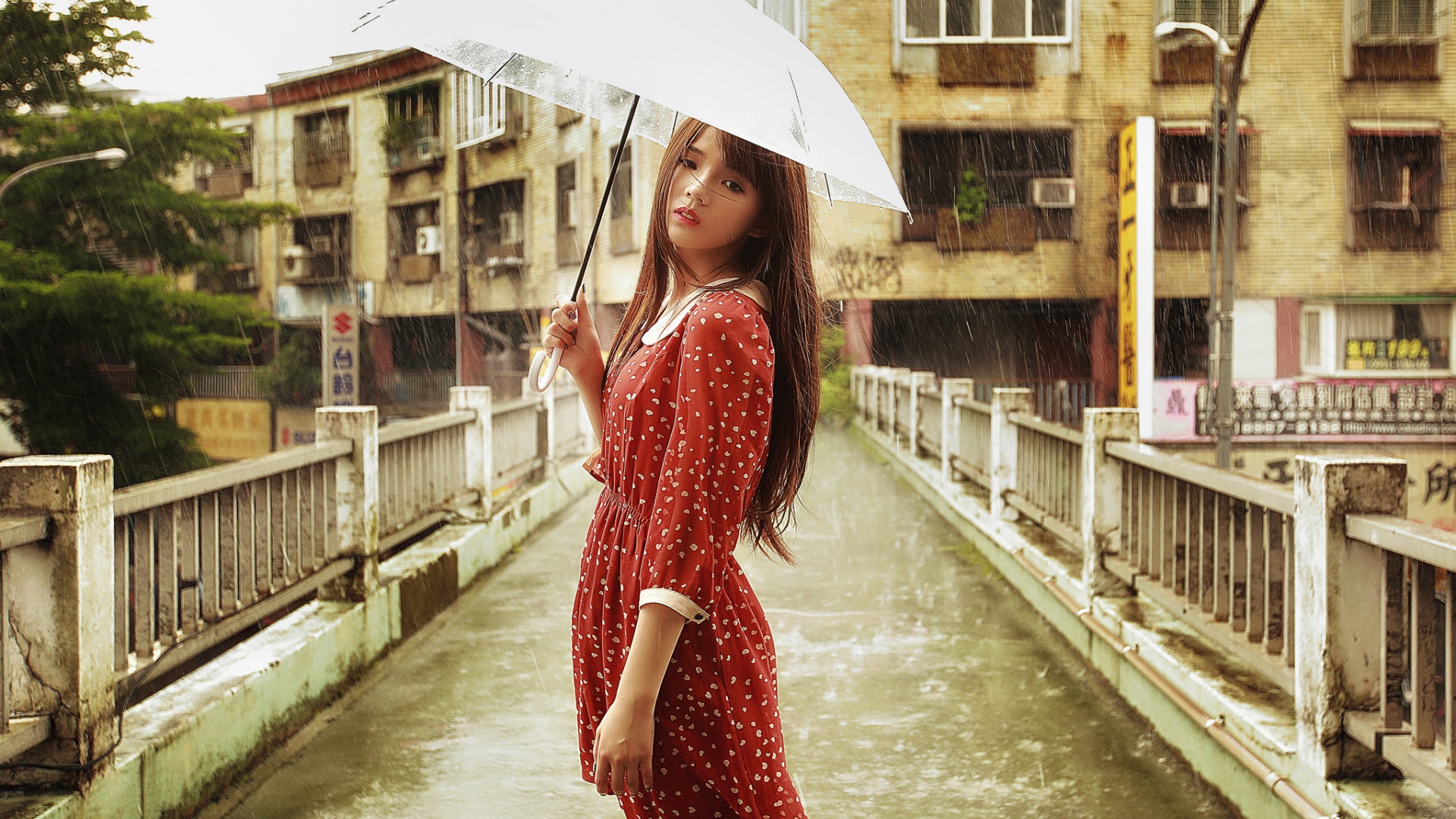 雨天,穿红色裙子的女孩,雨伞,桥梁,桌面高清壁纸