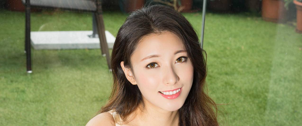 妮子甜美微笑美女带鱼屏高清壁纸