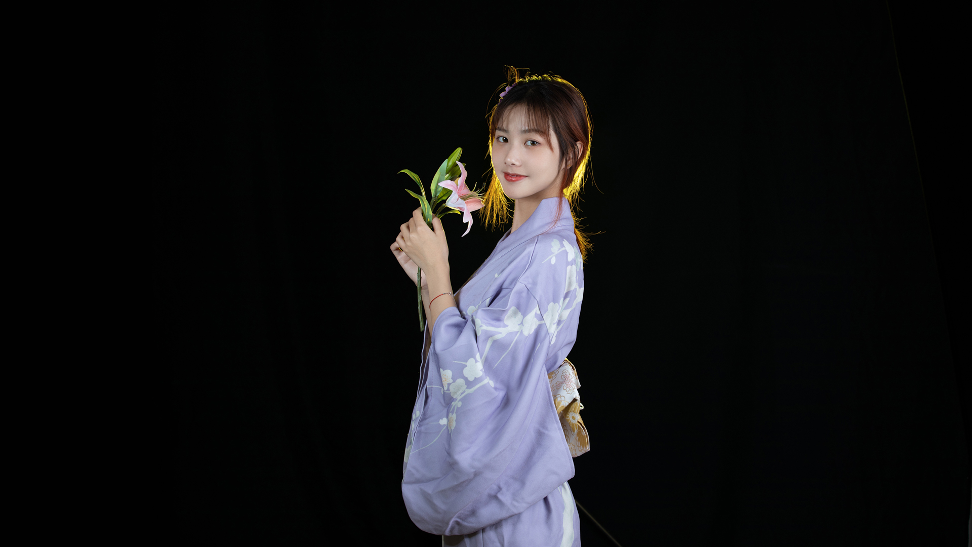 美女 花 黑色背景 美女高清壁纸