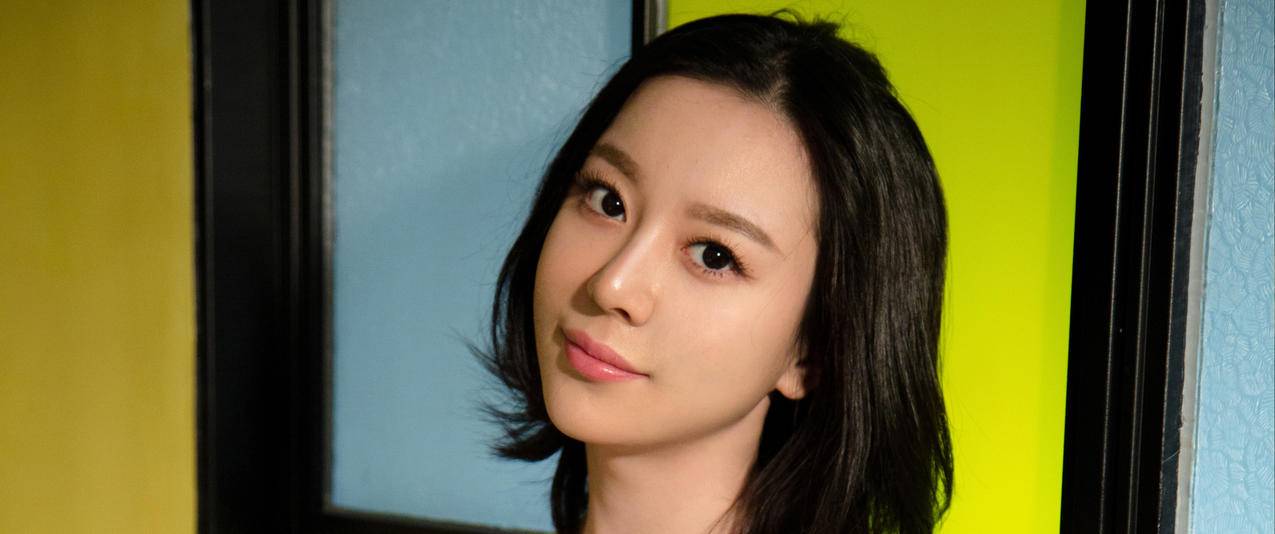 慕羽茜可爱养眼美女带鱼屏高清壁纸