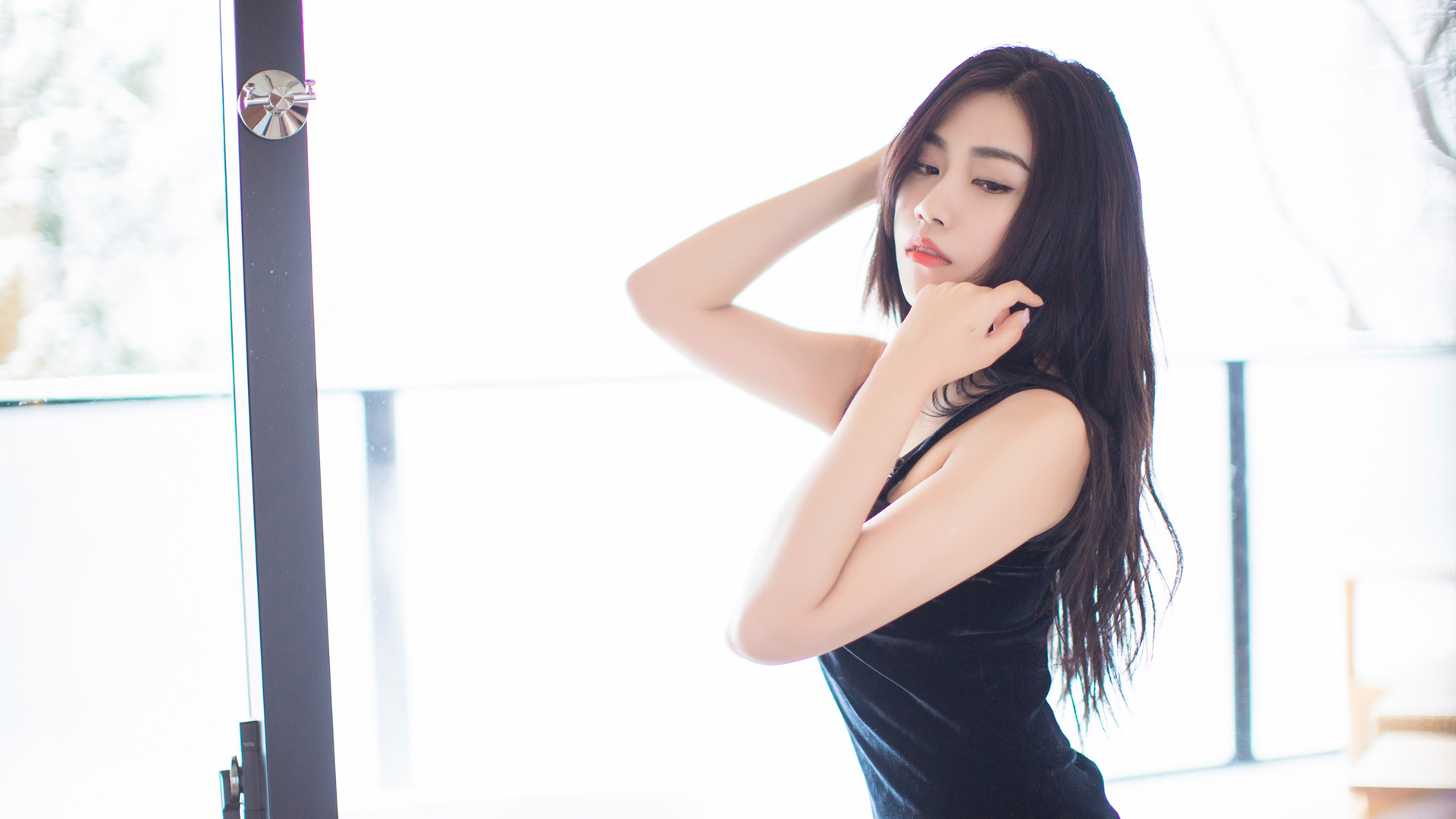 长发黑色连衣裙美女许诺高清壁纸