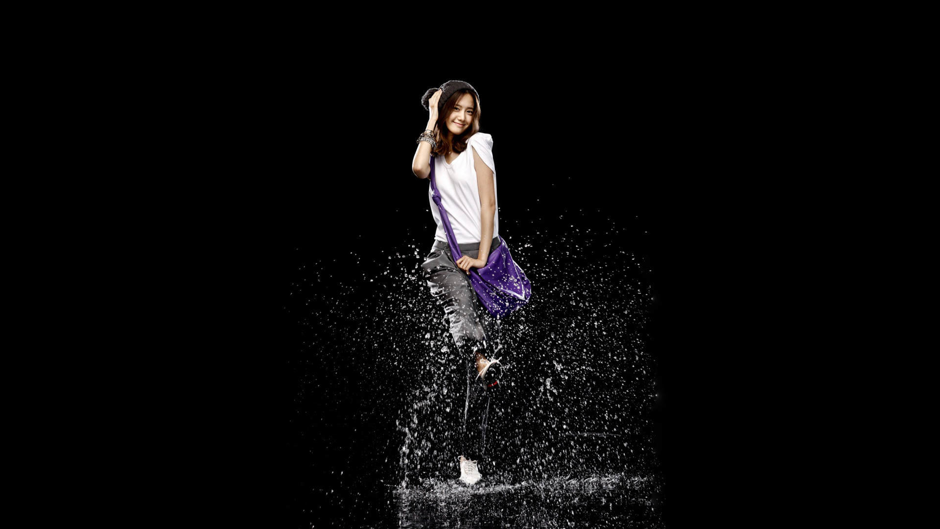 有乐趣的雨美女桌面高清壁纸