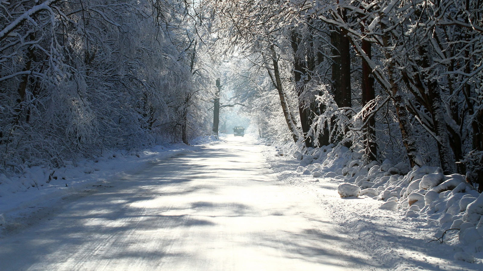 安静公路雪景桌面高清壁纸