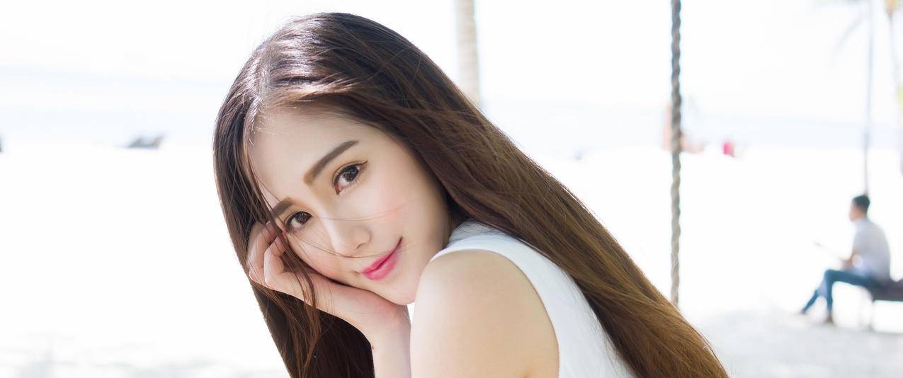 SISY长发白裙子美女带鱼屏高清壁纸