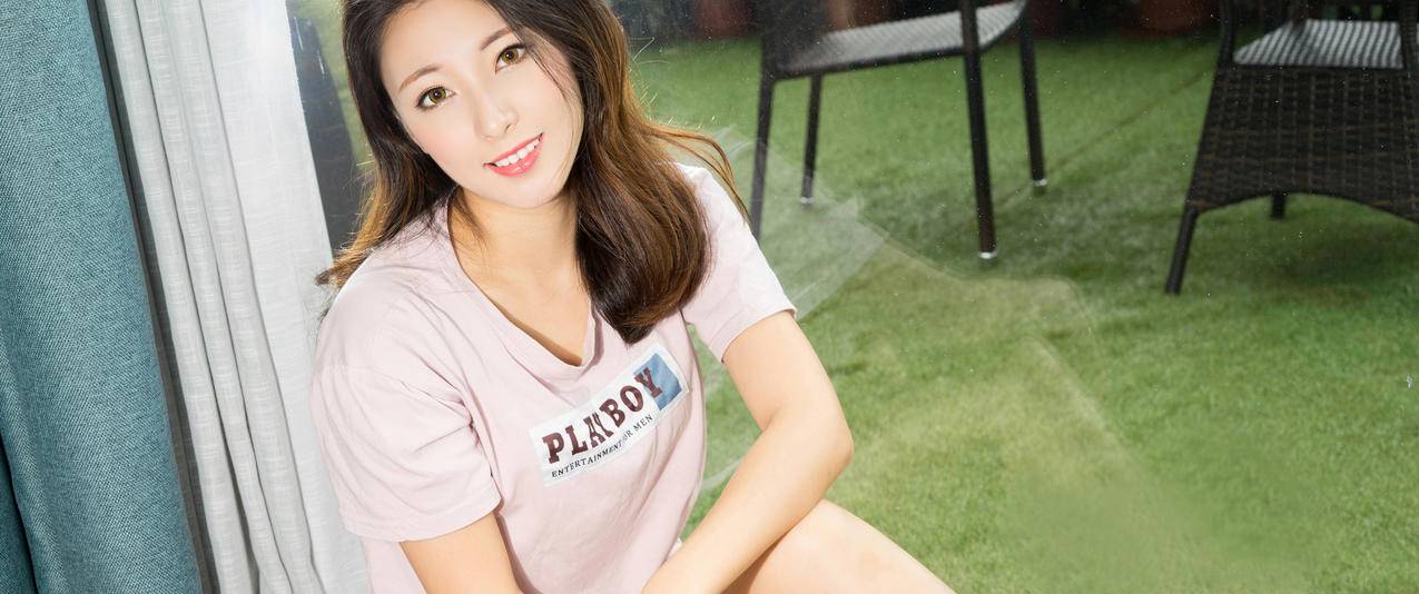 妮子清纯养眼美女带鱼屏高清壁纸