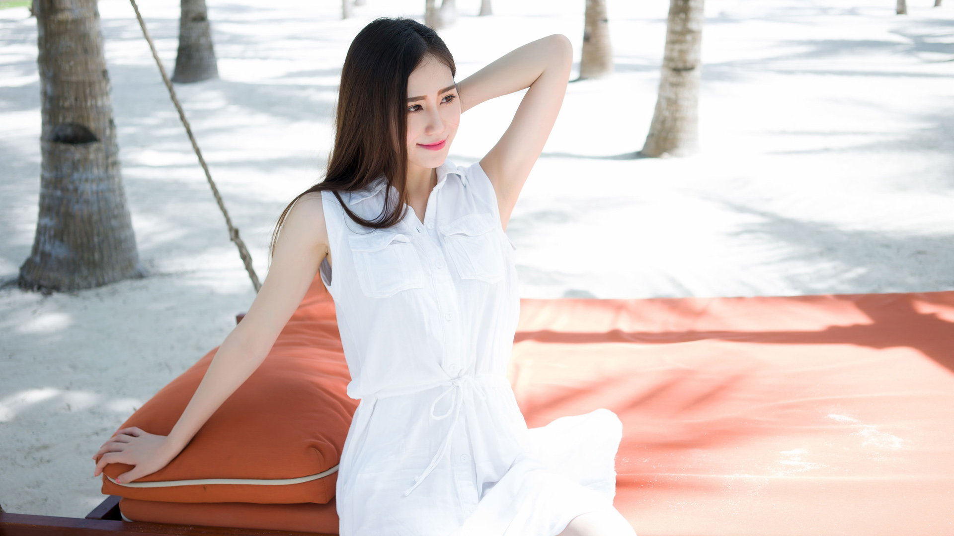 穿白色裙子漂亮美女,SISY思薄荷岛旅拍桌面高清壁纸
