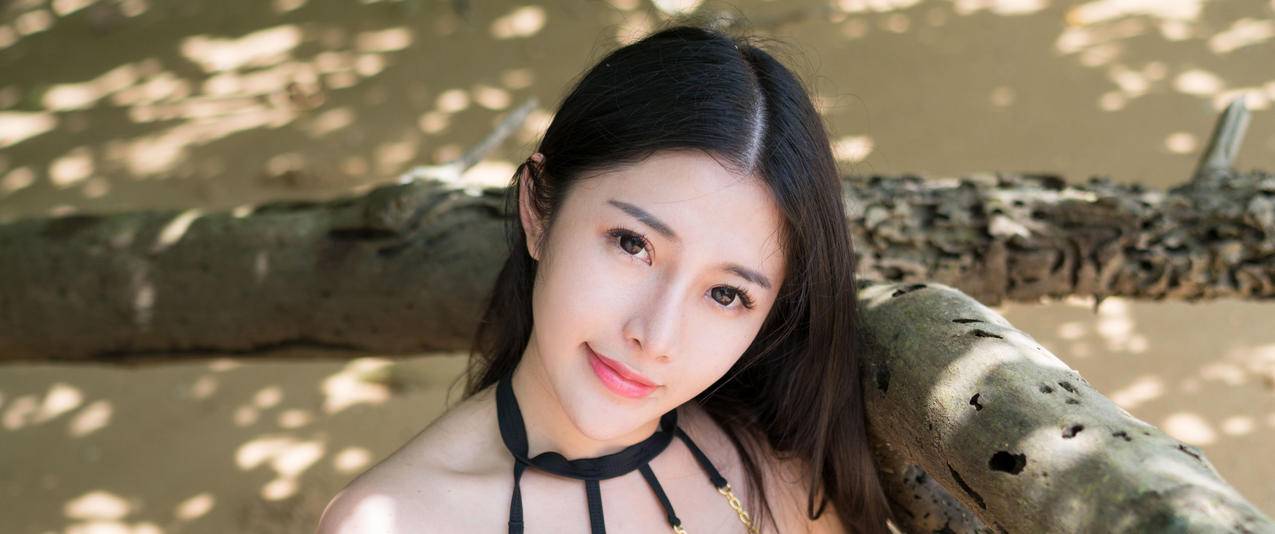 可爱长发美女陈嘉嘉带鱼屏高清壁纸