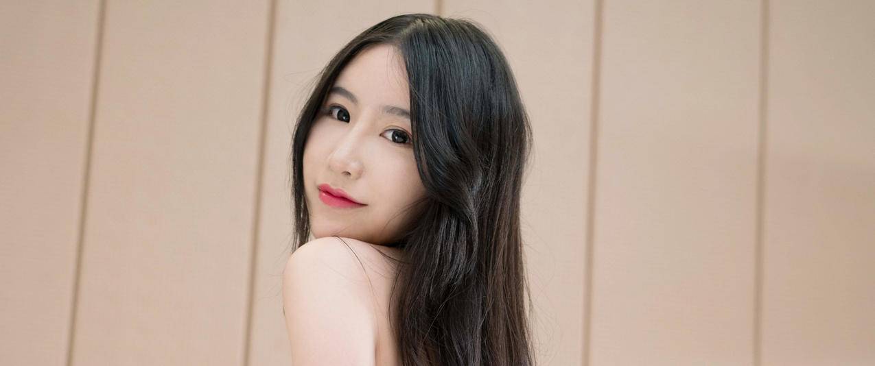 香肩美女谢芷馨带鱼屏高清壁纸