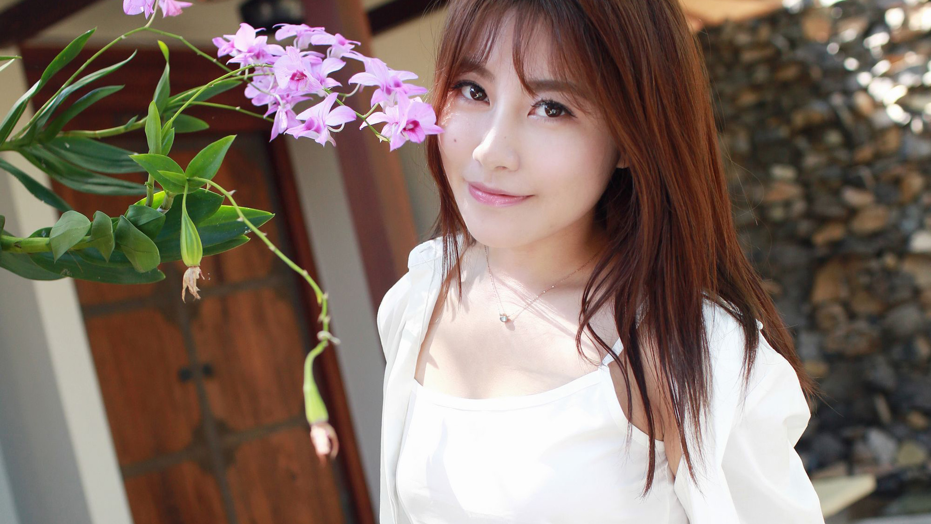 漂亮女神许诺Sabrina白色上衣微笑的眼睛电脑高清壁纸