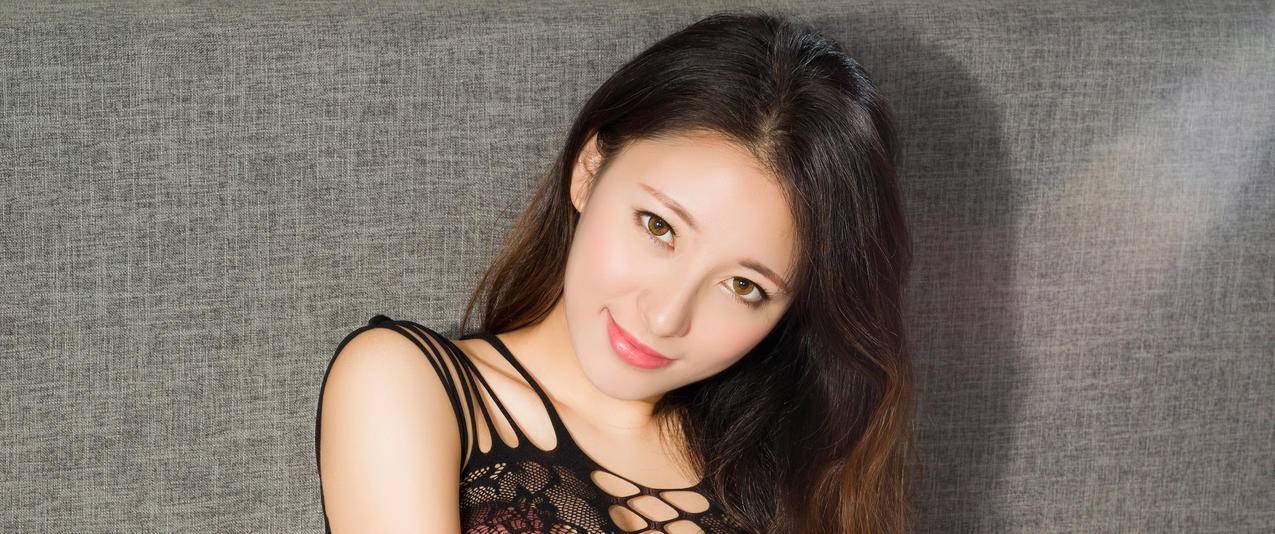 妮子黑色性感内衣写真带鱼屏高清壁纸