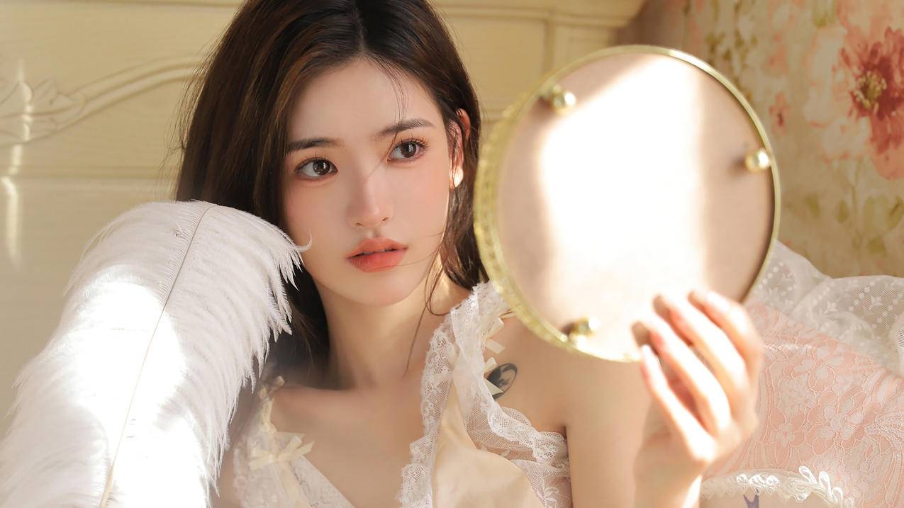 阳光 床 羽毛 镜子 4K精选美女高清壁纸