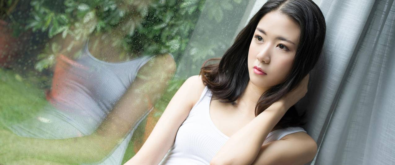 居家长发美女宁宁带鱼屏高清壁纸