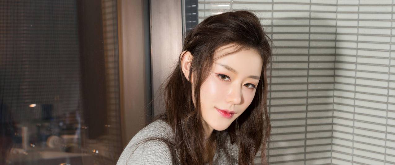 江琴长发美女模特居家写真带鱼屏高清壁纸