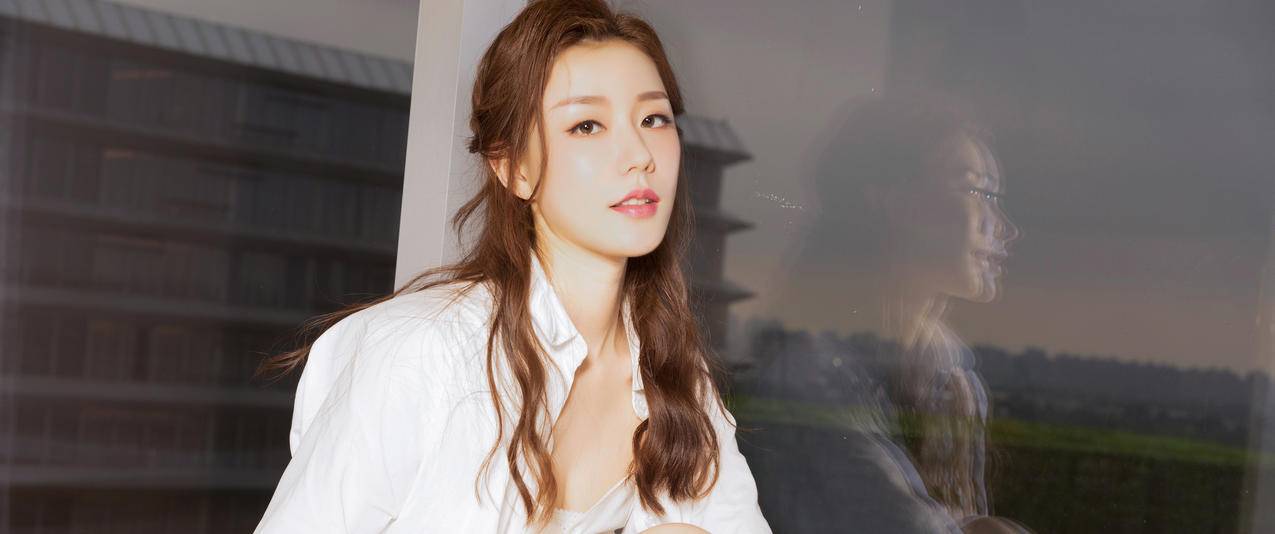 江琴白色睡衣长发美女带鱼屏高清壁纸