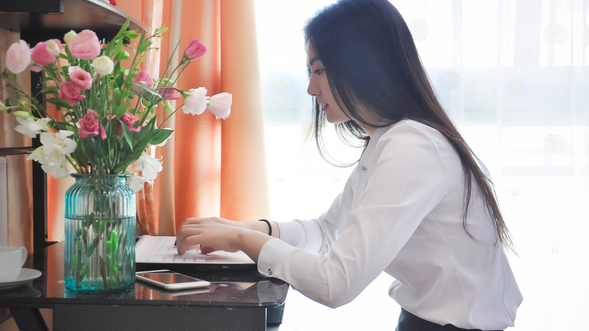 美女白领上班桌面高清壁纸