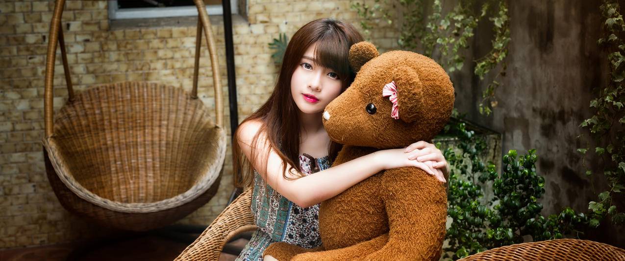 清纯女孩与玩具熊带鱼屏高清壁纸