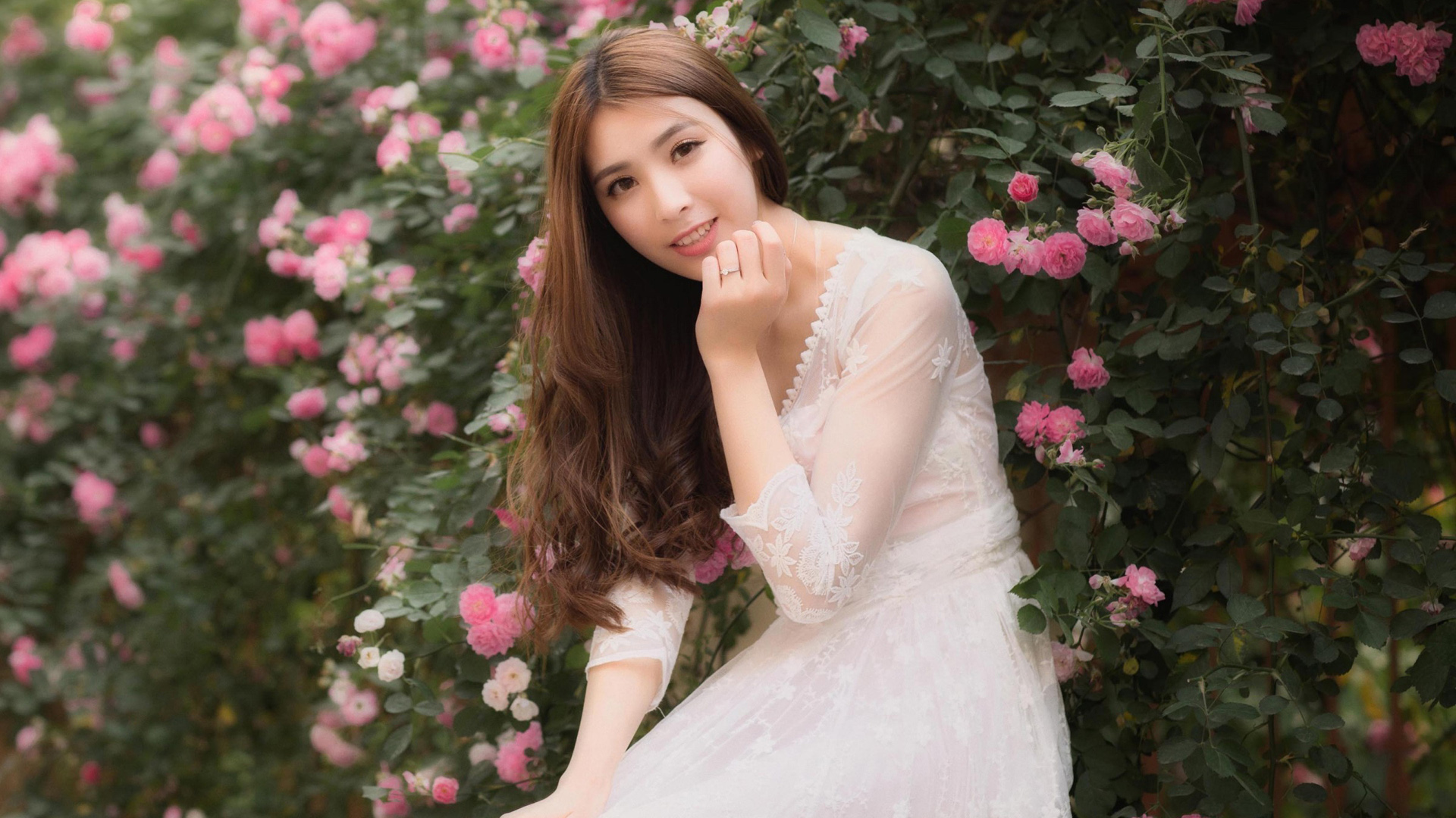 花丛里的清纯美女 白色裙子 长头发 气质 养眼 美女桌面高清壁纸