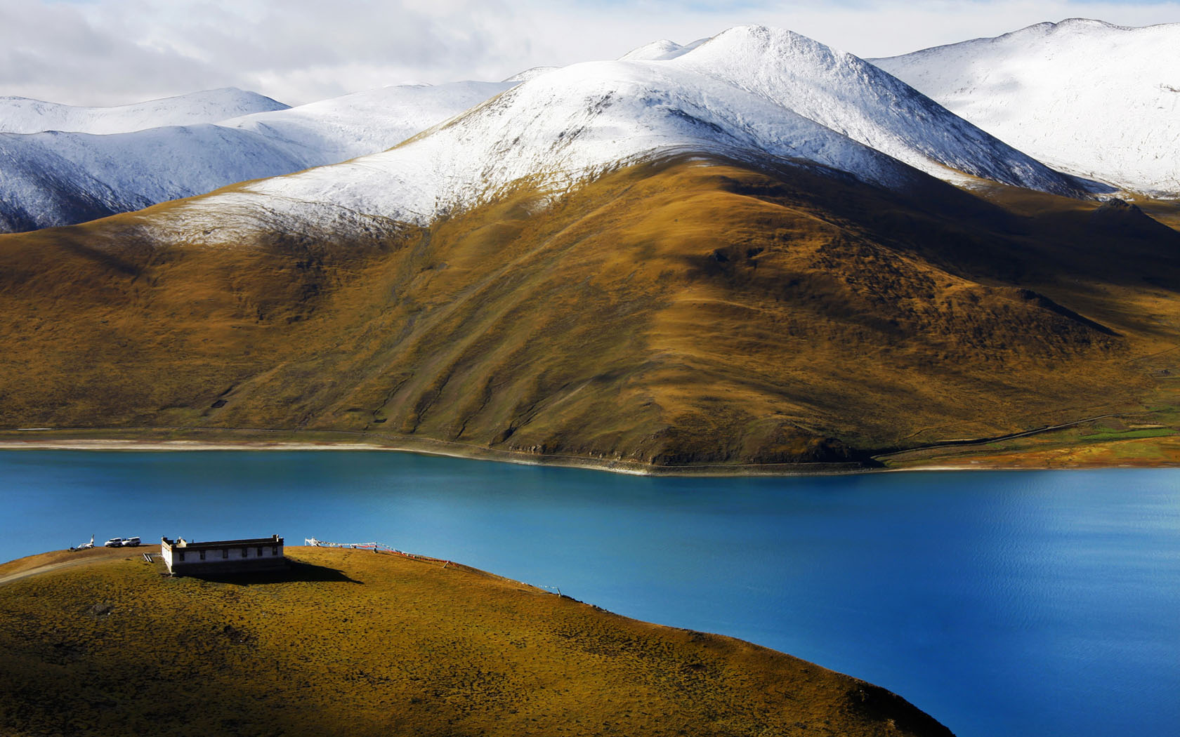 高原湖风景桌面背景