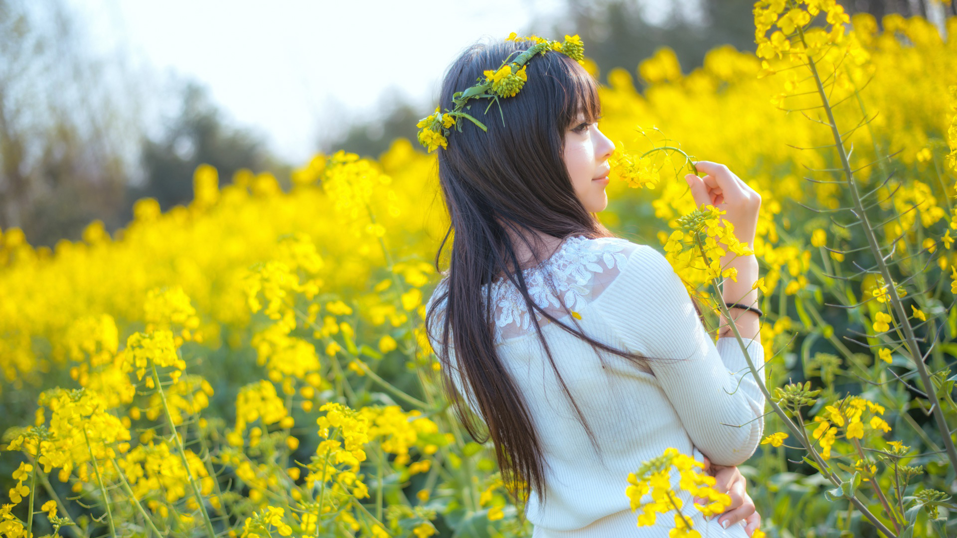 漂亮美女，回眸一笑，长发，花环，养眼，花海，桌面高清壁纸