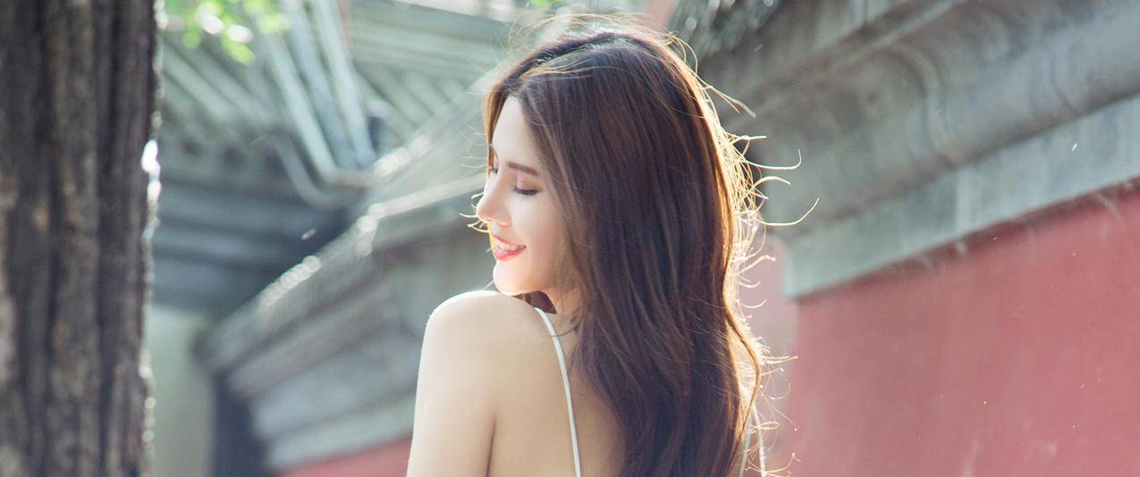 甜蜜盛夏美女带鱼屏高清壁纸