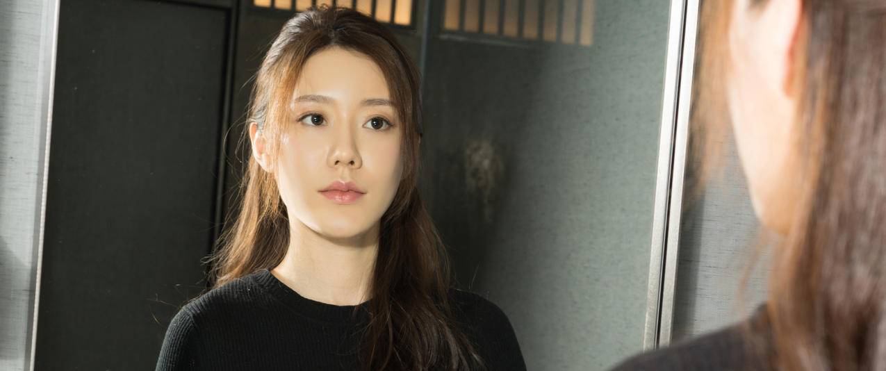 江琴镜子黑色毛衣长发美女带鱼屏高清壁纸