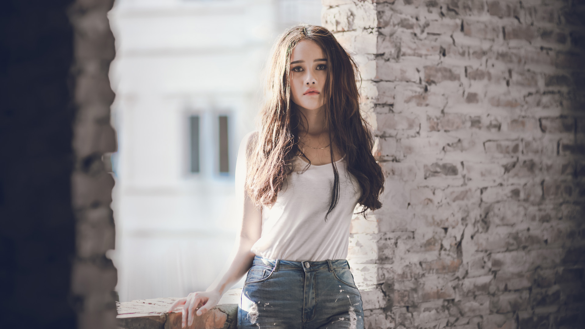 穿白色的衣服美女,牛仔裤,心情,墙,窗口,桌面高清壁纸