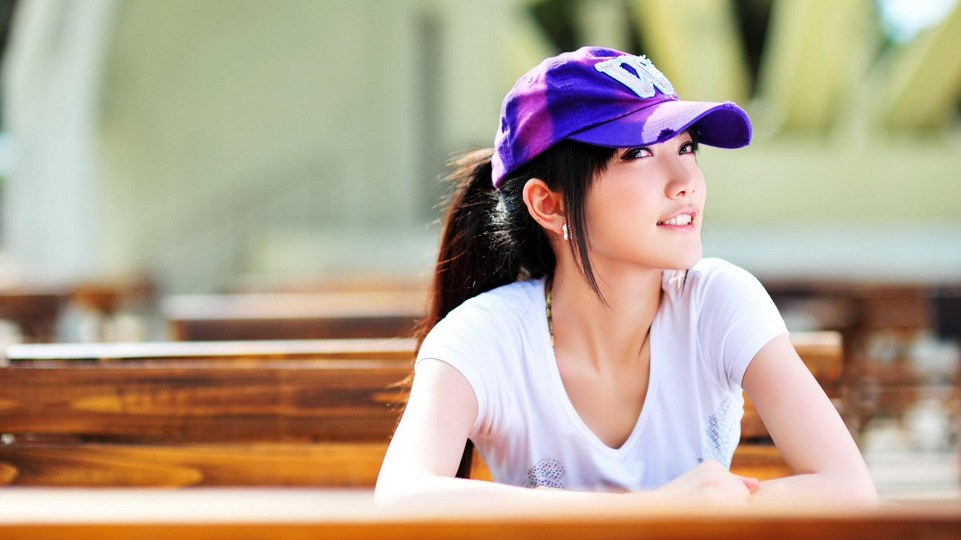 美女座位桌面高清壁纸