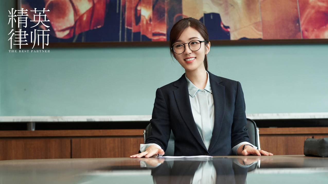 精英律师 戴眼镜美女演员剧照4k高清壁纸