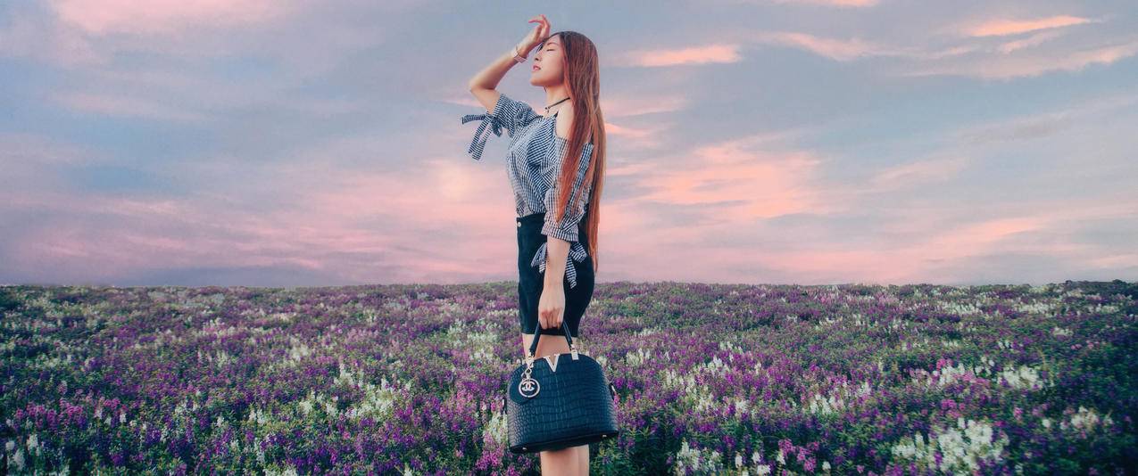 美女薰衣草风景带鱼屏高清壁纸