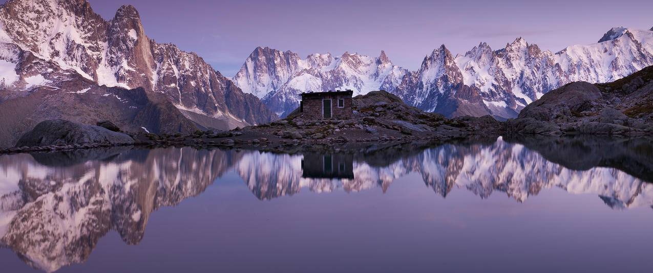 寂静的高山湖泊小屋风景带鱼屏高清壁纸