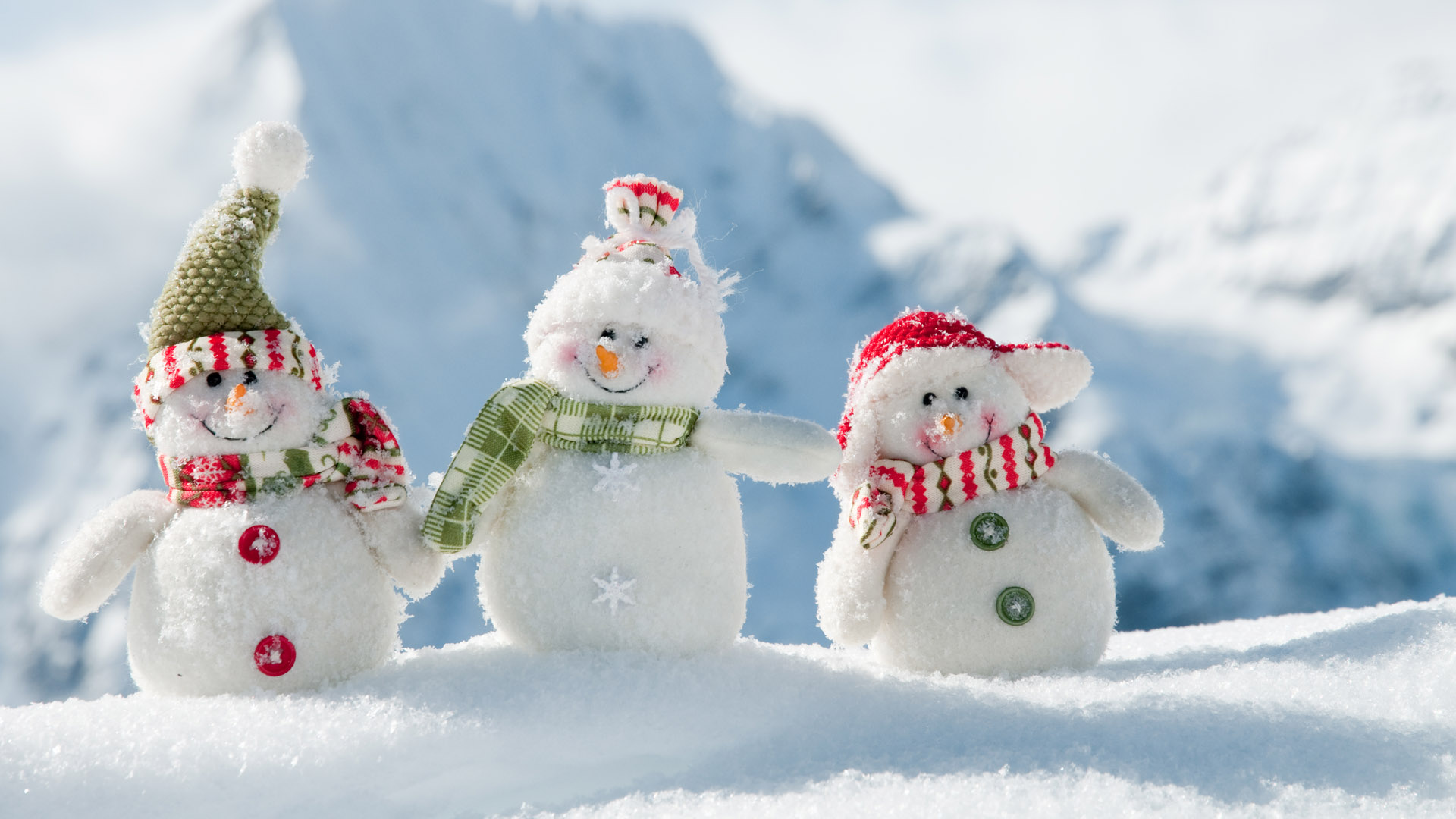 三个可爱圣诞雪人高清壁纸