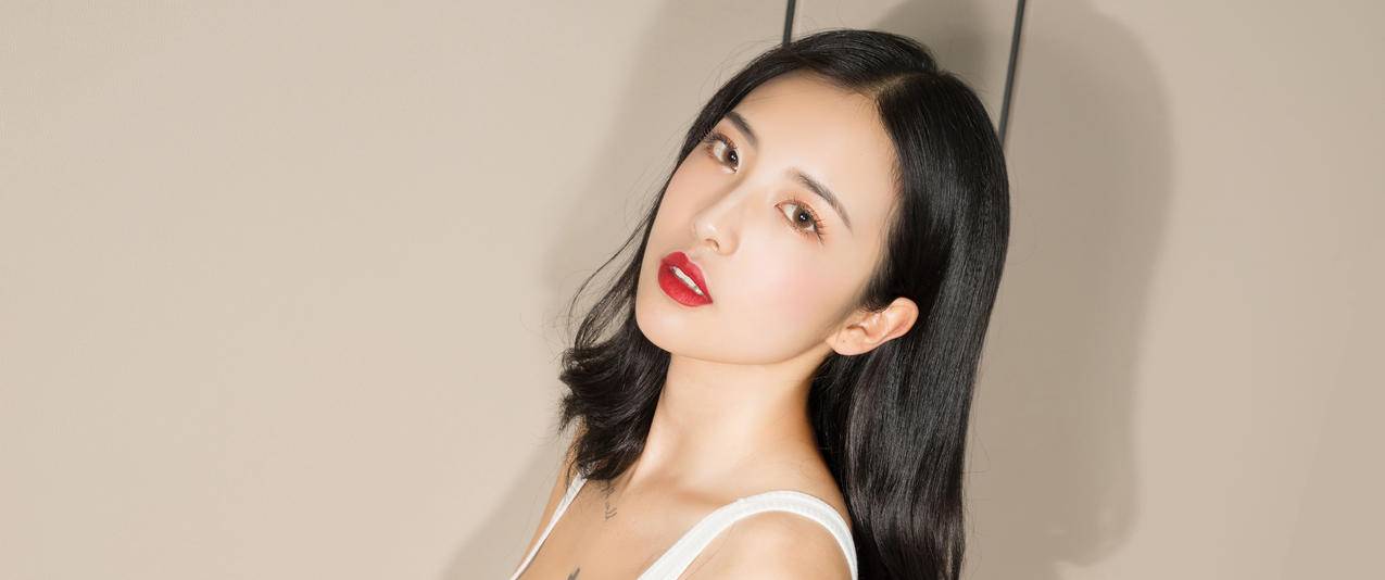 黑发美女凌雪带鱼屏高清壁纸