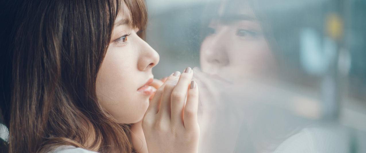 玻璃窗前的心情美女带鱼屏高清壁纸
