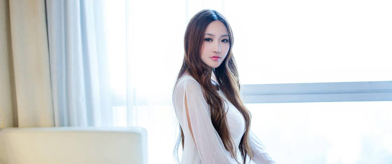 王明明美女带鱼屏高清壁纸