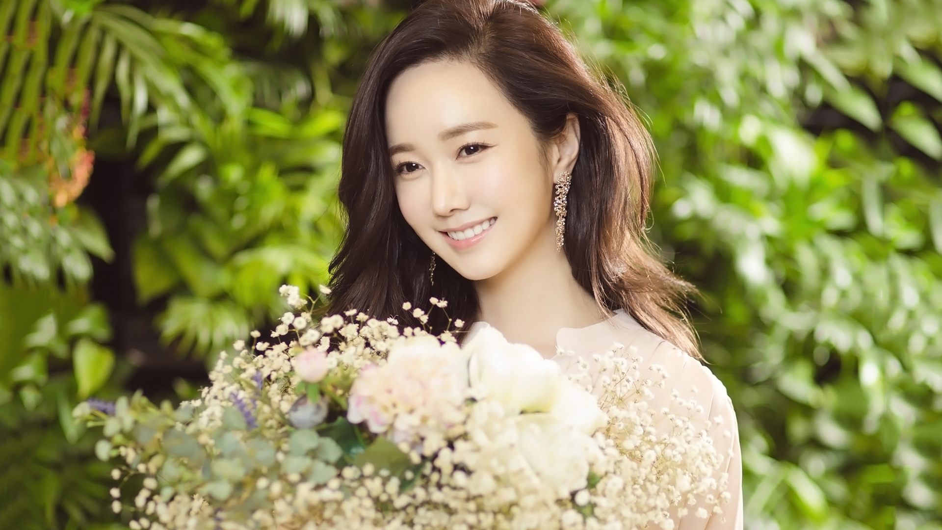 金敏瑞，美女写真，气质，鲜花，绿色植物背景，高清壁纸