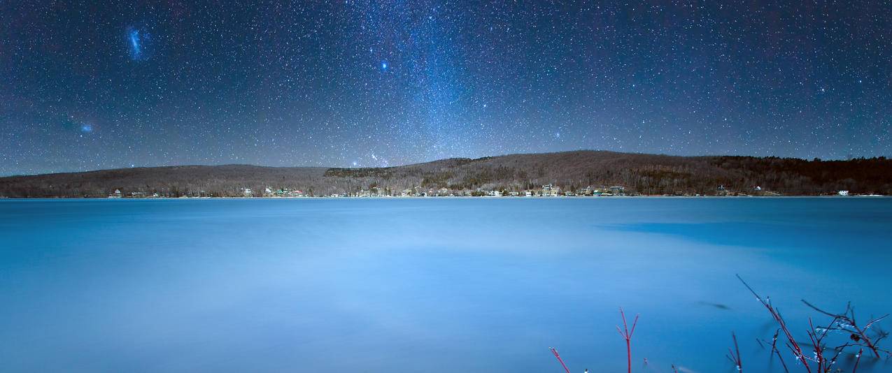 加拿大威廉湖美丽的银河系带鱼屏高清壁纸