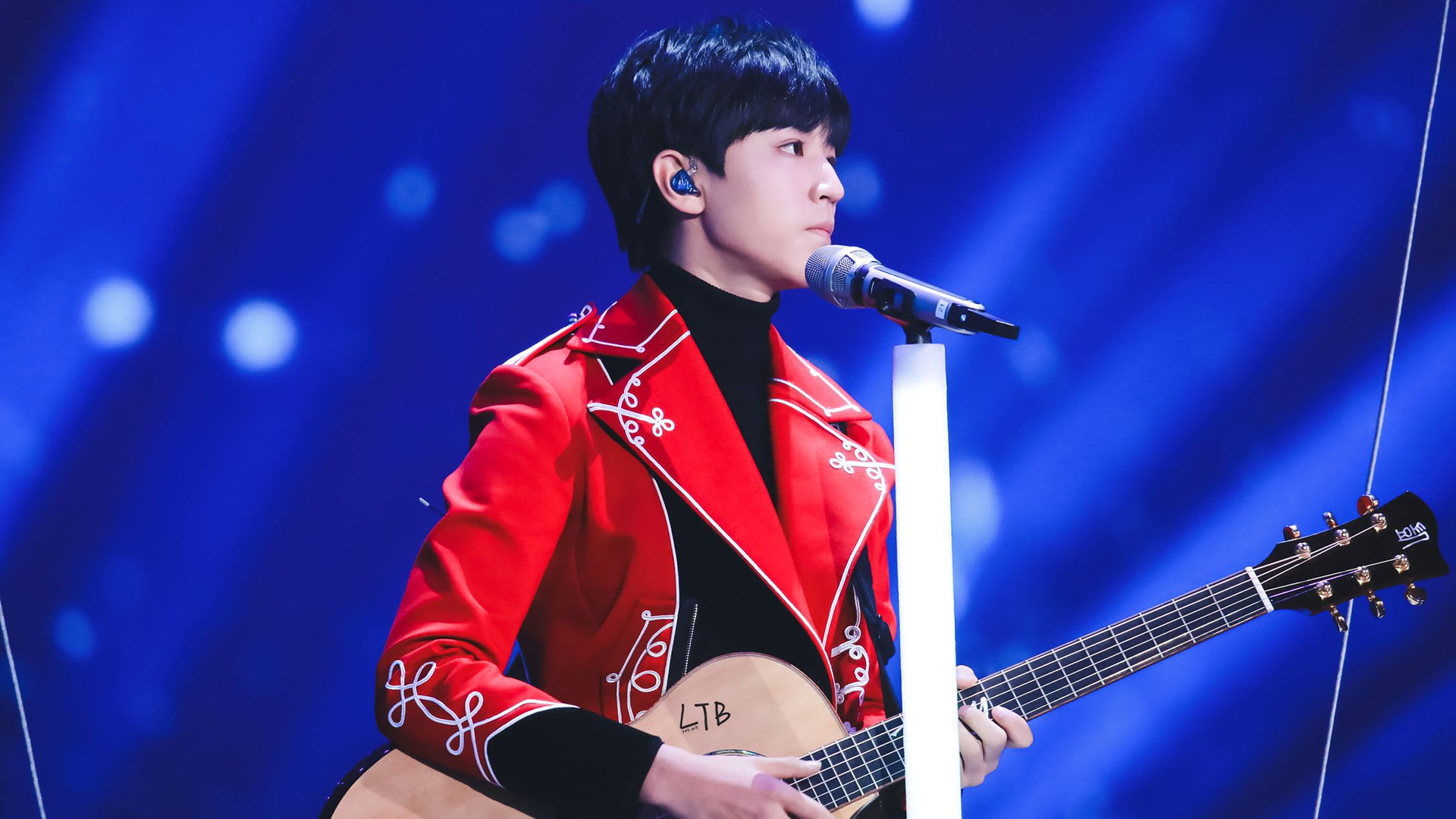 王俊凯红色西装吉他演唱会桌面高清壁纸