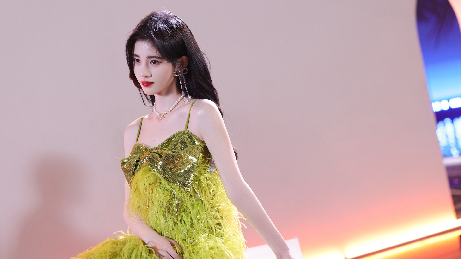 鞠婧祎侧脸 绿色裙子 美女高清壁纸