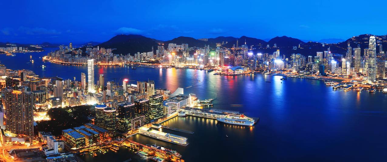傍晚海边港口城市美景带鱼屏高清壁纸