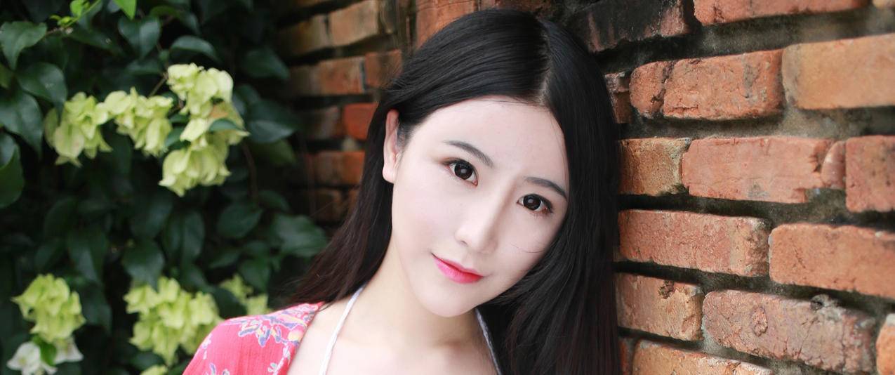 谢芷馨户外长发美女带鱼屏高清壁纸