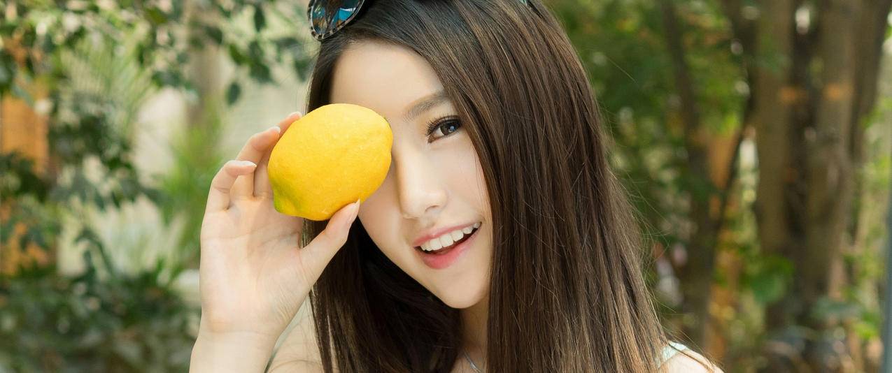 刘奕宁可爱美女柠檬带鱼屏高清壁纸