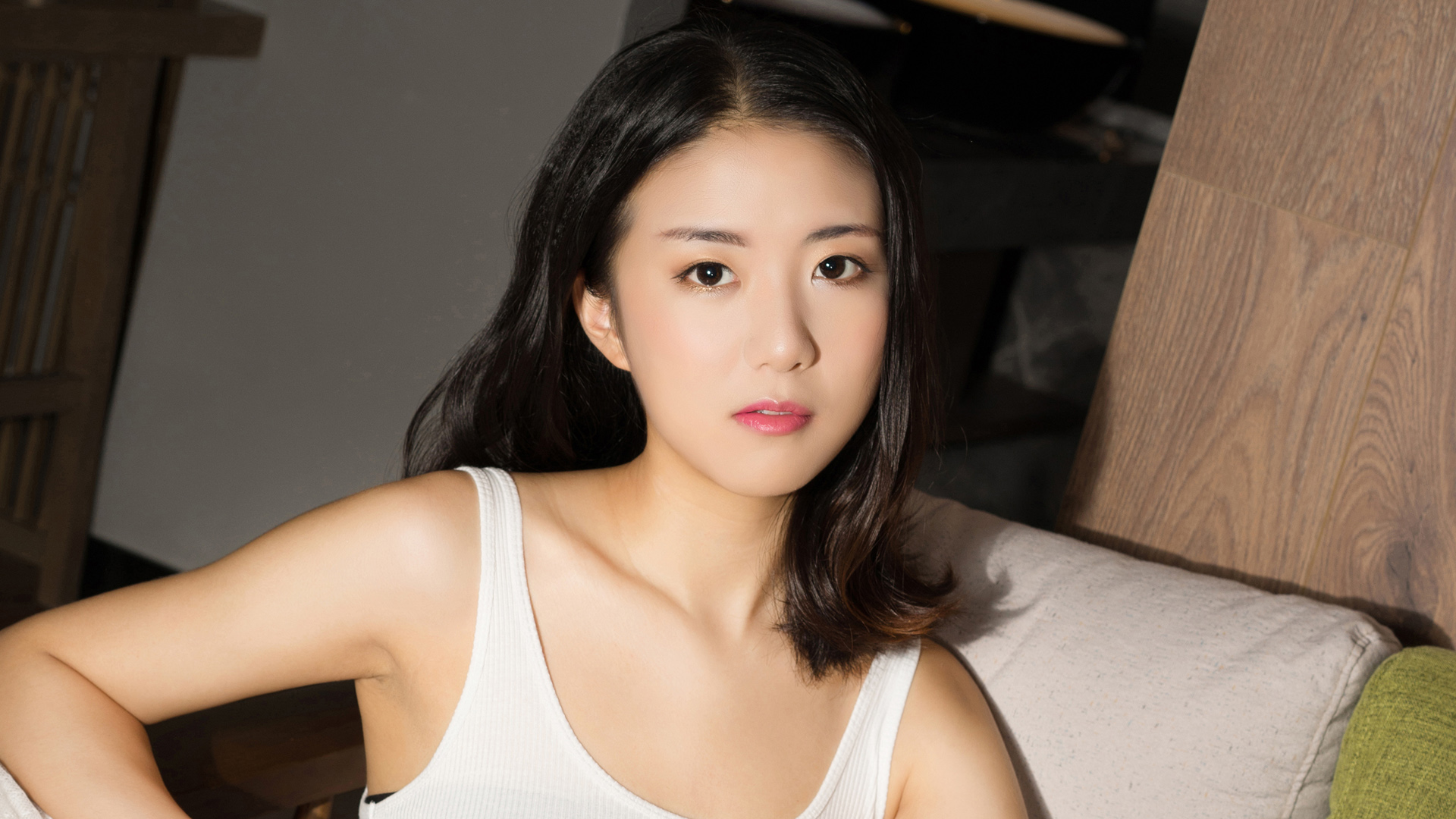 居家养眼美女宁宁桌面高清壁纸
