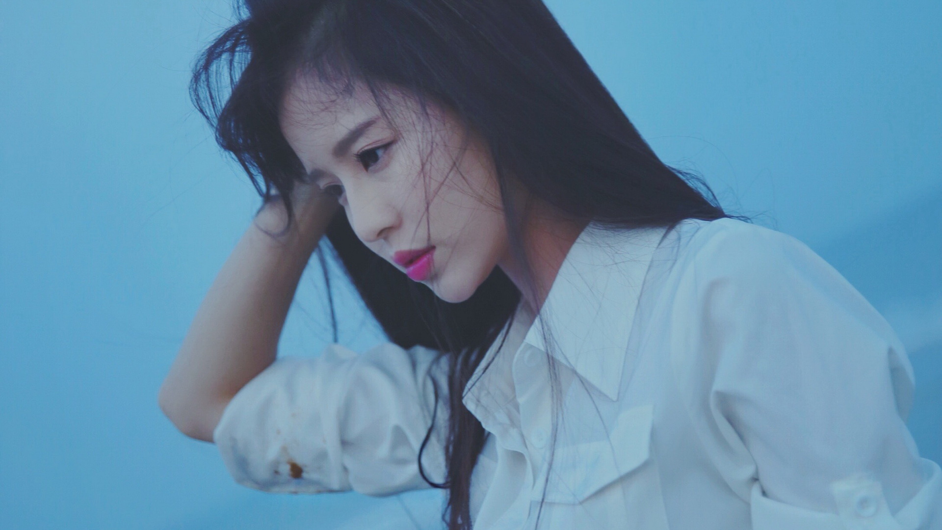 温心(Swan) 淡雅美女桌面高清壁纸