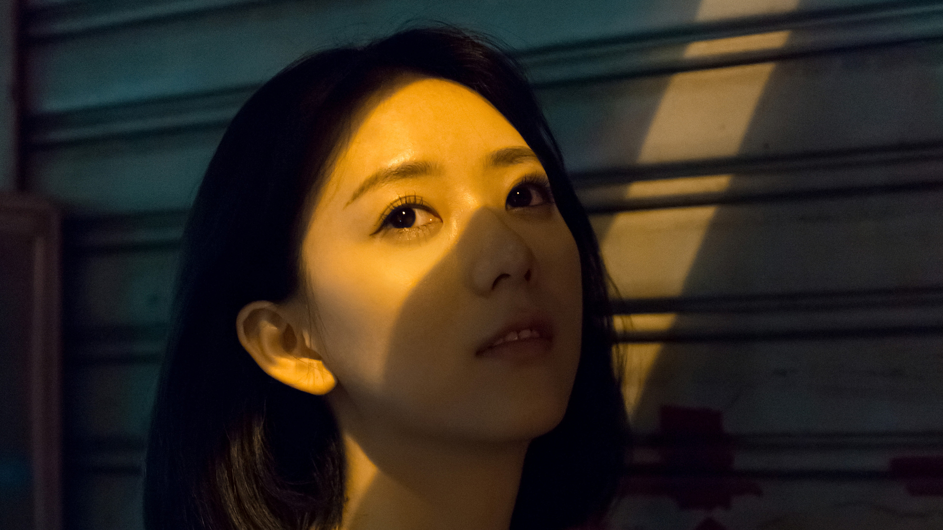 屋内美女摄影桌面高清壁纸
