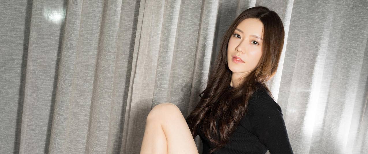 克拉女神江琴长发黑色毛衣美女带鱼屏高清壁纸